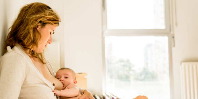 Daugybė motinos pieno vonelių privalumų kūdikiui