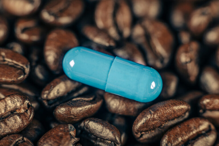 Ar saugu vartoti Adderall kartu su kava?