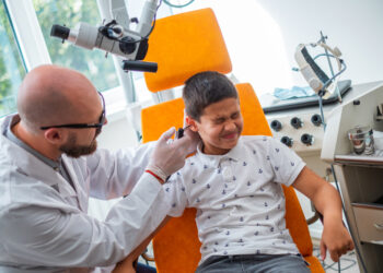 Kas yra ta maža skylutė prie mano vaiko ausies?