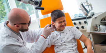 Kas yra ta maža skylutė prie mano vaiko ausies?