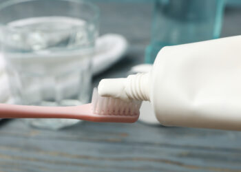 Ar galima spuogus tepti dantų pasta?