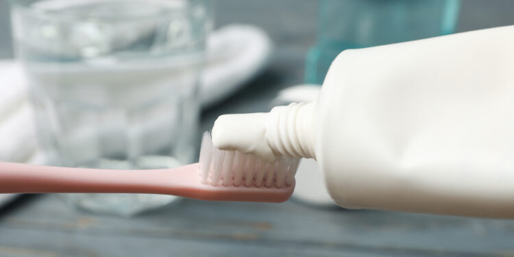 Ar galima spuogus tepti dantų pasta?