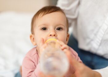 Cukruotas vanduo kūdikiams: nauda ir rizika