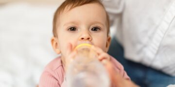 Cukruotas vanduo kūdikiams: nauda ir rizika