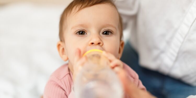 Cukruotas vanduo kūdikiams: nauda ir rizika