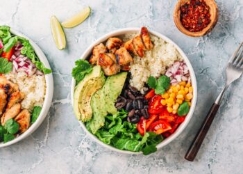 Saldžiarūgščio mangų vištienos burito dubenėlis