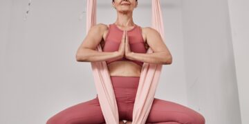 Mokomės skraidyti: viskas apie oro jogą