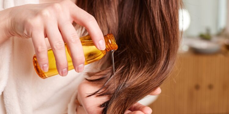 Kaip naudoti alyvuogių aliejų plaukų priežiūrai