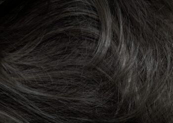 Ar plaukai sudaryti iš negyvų odos ląstelių?