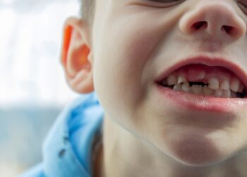 Kodėl mano mažylis griežia dantimis?