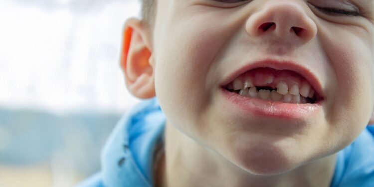 Kodėl mano mažylis griežia dantimis?