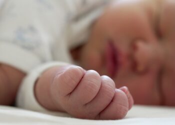Kūdikis sugniaužia kumščius? Priežastis gali būti visai paprasta