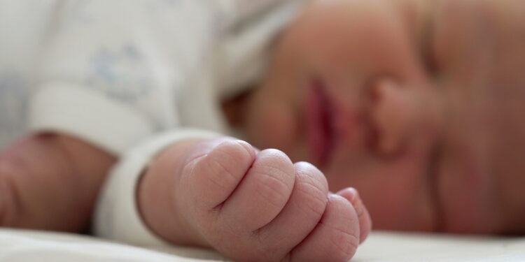 Kūdikis sugniaužia kumščius? Priežastis gali būti visai paprasta