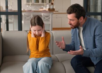 5 rimtos ilgalaikės rėkimo ant vaikų pasekmės