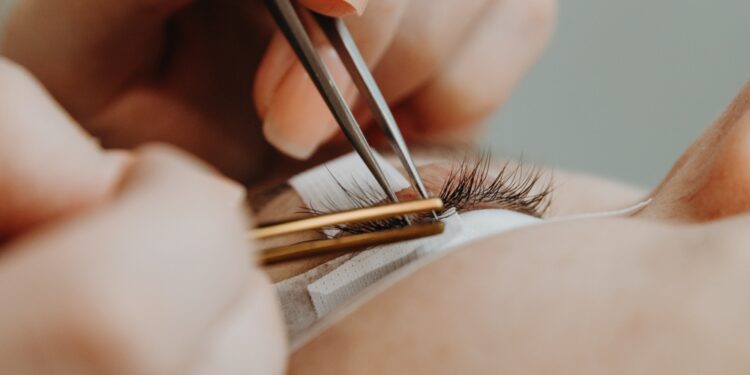 Blakstienų priauginimo priežiūra: kaip ilgiau išlaikyti tobulą rezultatą