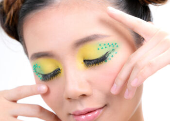 Veidas stokoja drėgmės: kaip prižiūrėti sausą paakių odą