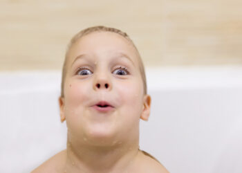 Pellagra lietuviškai būtų „Pelagra“. Tai yra medicininis terminas, kuris dažniausiai nevartojamas pažodžiui išverstas, o tiesiog adaptuojamas lietuviškai pagal tarimą. Savaime suprantama, jei reikia, galima pridėti paaiškinimą: „Pelagra (niacino trūkumo liga)“. Tačiau kaip medicininis pavadinimas – „Pelagra“.