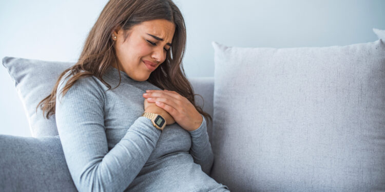 Skausmas krūtinėje nustojus rūkyti: kodėl taip nutinka ir kada sunerimti