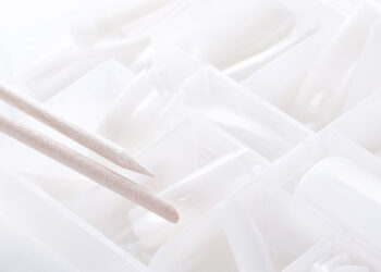 Dirbtinių nagų klijų šalinimas