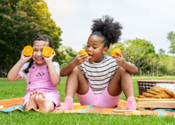 Ar kūdikiai gali valgyti apelsinus? Ką tėvams svarbu žinoti