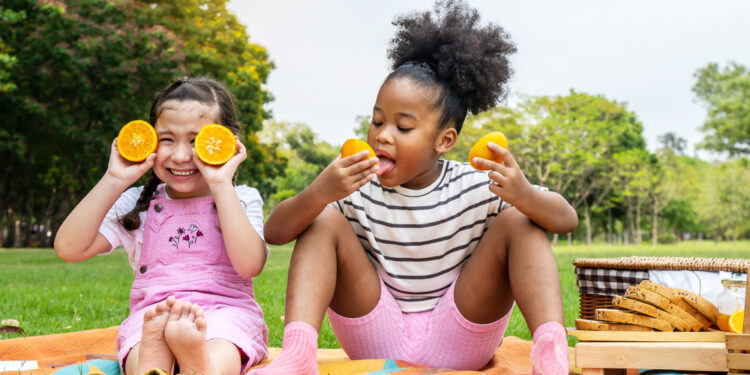 Ar kūdikiai gali valgyti apelsinus? Ką tėvams svarbu žinoti
