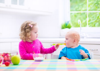 Kaip dažnai tuštinasi žindomi ir pieno mišiniu maitinami naujagimiai?