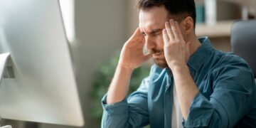 Ar kofeinas sukelia migrenos priepuolius ar padeda juos malšinti?