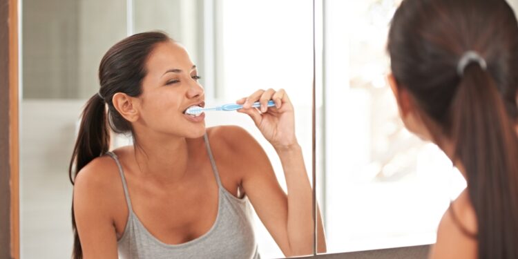 Ar dantų šepetėliu šveičiant lūpas yra kokios nors naudos sveikatai?