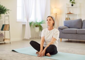 Ar pavojinga sėdėti sukryžiavus kojas?