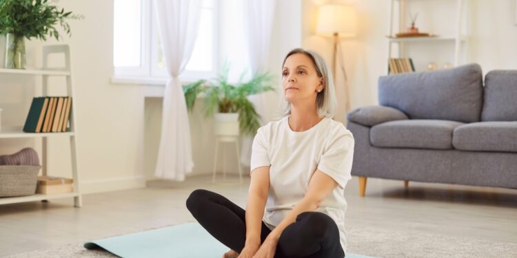 Ar pavojinga sėdėti sukryžiavus kojas?