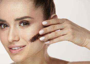 Kodėl cukriniai šveitikliai kenkia veido odai