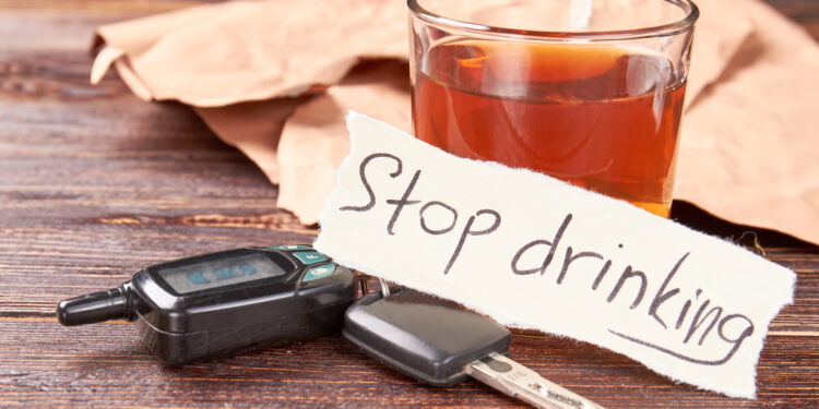 6 būdai, kaip mandagiai atsisakyti alkoholio, jei nevartoji alkoholio