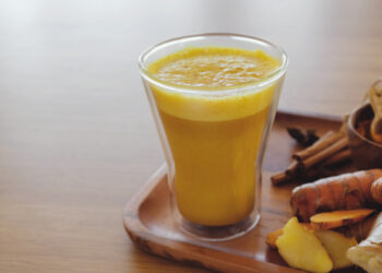 10 mažai angliavandenių turinčių kokteilių, kuriuos galite pasigaminti namuose