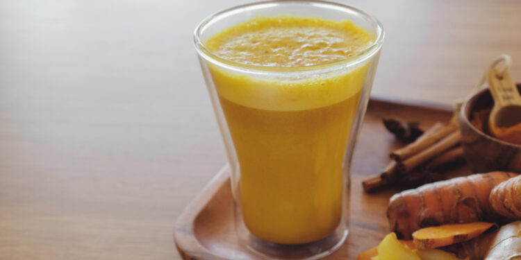 10 mažai angliavandenių turinčių kokteilių, kuriuos galite pasigaminti namuose