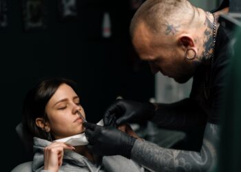 Kaip taisyklingai įsiverti įvairių tipų nosies auskarus