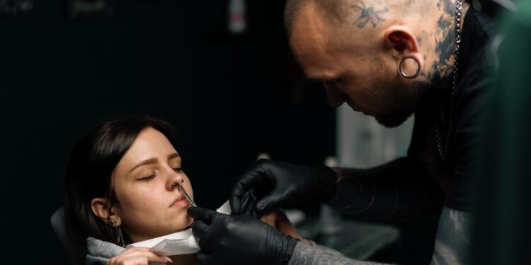 Kaip taisyklingai įsiverti įvairių tipų nosies auskarus