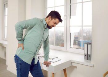 Ką galiu padaryti, kai stovint skauda apatinę nugaros dalį?