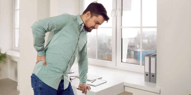 Ką galiu padaryti, kai stovint skauda apatinę nugaros dalį?