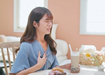 Klauskite eksperto: rūgšties refliuksas valgant ne namuose