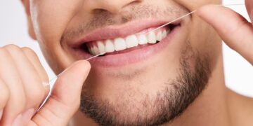 Kaip dažnai (ir kada) reikėtų naudoti dantų siūlą?
