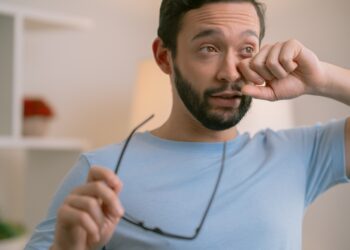 Ar hormonai sieja sausų akių sindromą ir menstruacinį ciklą?