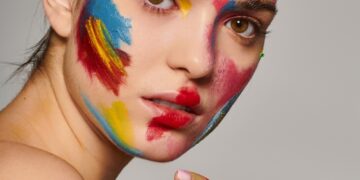 Geriausi būdai nusivalyti dažus nuo odos