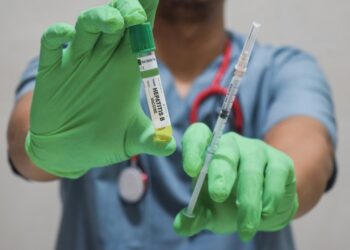 Kas yra neatsakantis į hepatito B vakciną asmuo?