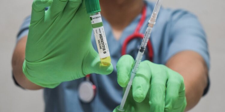 Kas yra neatsakantis į hepatito B vakciną asmuo?