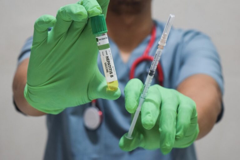 Kas yra neatsakantis į hepatito B vakciną asmuo?