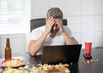 Kodėl po valgio skauda galvą?