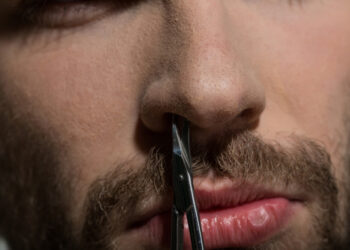 Kas lemia ilgų nosies plaukelių augimą ir kaip juos pašalinti?