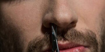 Kas lemia ilgų nosies plaukelių augimą ir kaip juos pašalinti?