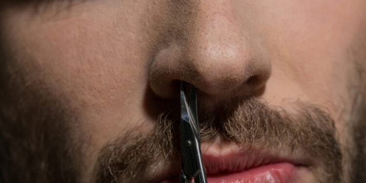 Kas lemia ilgų nosies plaukelių augimą ir kaip juos pašalinti?