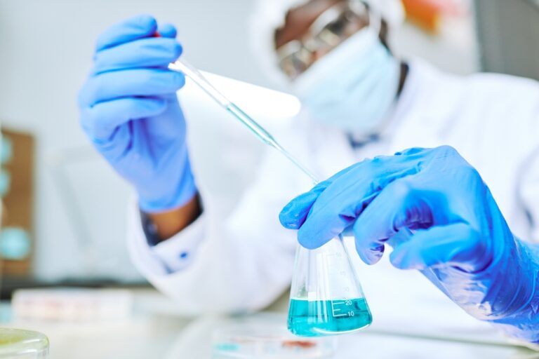 Laboratorijos specialistas pipete tiria skysčio mėginį
